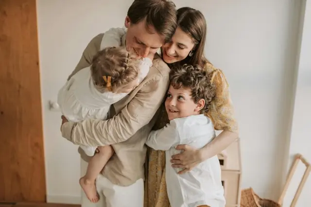 young-family-embrase-med